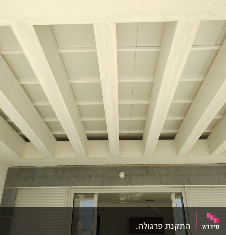 תקרה עם קורות עץ לבנות וגג פנלים